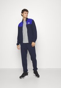 Diadora TRACKSUIT CORE - Tuta - peacoat/imperial blue