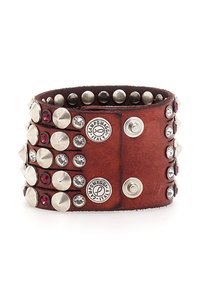 Bracciale in pelle marrone con borchie in argento, strass rossi e trasparenti, e chiusura a scatto. Sono visibili due accenti con logo.