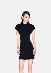 Abito nero aderente con maniche corte e collo alto, realizzato in tessuto elasticizzato e liscio. Design semplice e lunghezza fino al ginocchio.