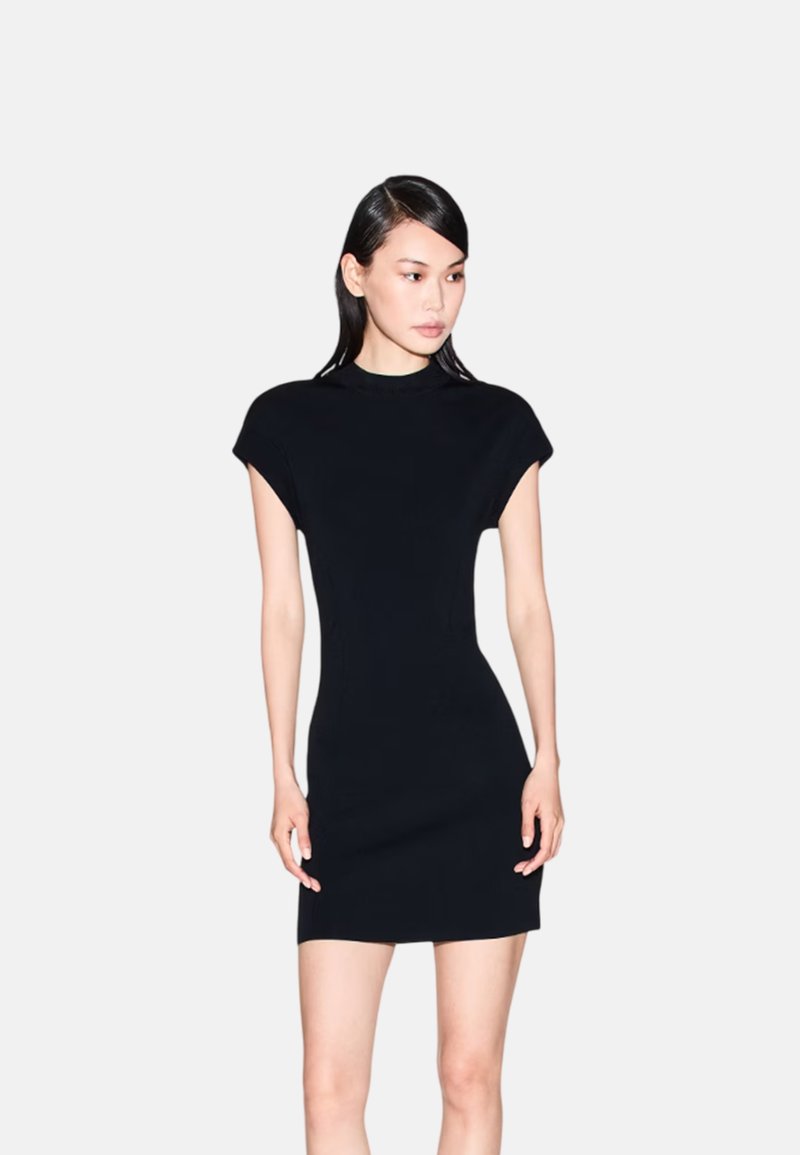 Abito nero aderente con maniche corte e collo alto, realizzato in tessuto elasticizzato e liscio. Design semplice e lunghezza fino al ginocchio.