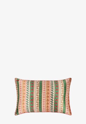 Almohada rectangular con rayas festivas verticales que presentan renos, lazos, hojas de acebo y patrones de copos de nieve en colores rojo, verde y dorado.