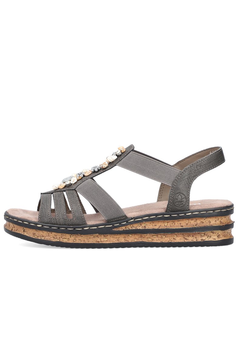 Sandali wedges grigi con molteplici cinturini, decorati con pietre decorative. Suola in sughero con base in gomma nera, caratterizzata da una finitura testurizzata.