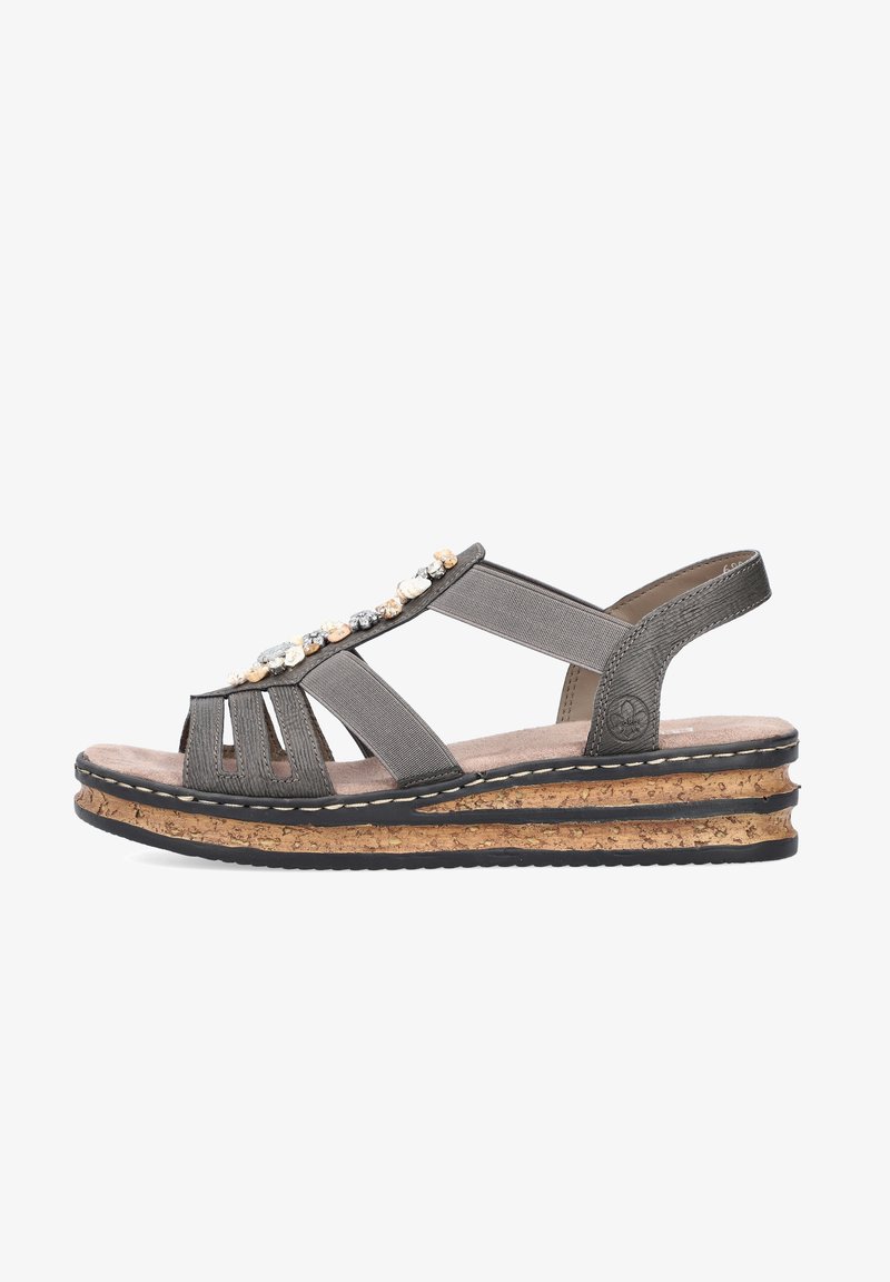 Szare klapki na obcasie z wieloma paskami, ozdobione dekoracyjnymi kamieniami. Korkowa podeszwa z czarną gumową podstawą, z teksturowanym wykończeniem.