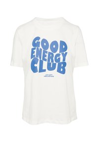 Witte T-shirt met korte mouwen van katoen met blauwe tekst: "GOOD ENERGY CLUB" en "JUST HAPPY VIBES OVER HERE" in verschillende lettertypen.