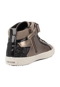 Zapatilla alta en gris metálico con detalles en charol negro y un panel negro brillante. Cuenta con cierre de cremallera y la marca Geox en la suela.