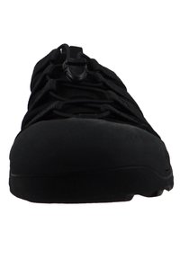 Scarpa nera slip-on con tomaia texturizzata, lacci elastici e puntale in gomma rialzato. Presenta una chiusura con toggle sicura per un facile utilizzo.