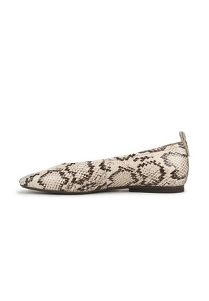 Ballerinaschoen met een spitse neus, met een getextureerd faux slangenhuidpatroon in tinten beige en bruin, met een lage, donkere platte hak.