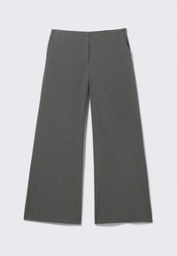 Pantalons amples gris avec un motif à fines rayures, dotés de deux poches latérales et d'un design de ceinture lisse.