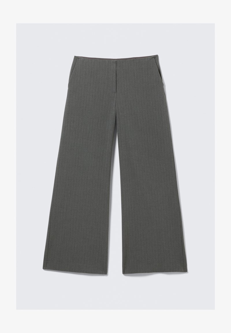 Γκρίζες παντελόνες με φαρδιά εφαρμογή και διακριτό σχέδιο ρίγας, οι οποίες διαθέτουν δύο πλαϊνές τσέπες και απλό σχεδιασμό στη μέση.