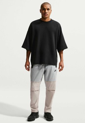 - Spodnie treningowe