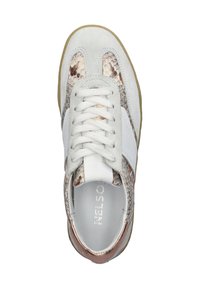 Sneaker met een mix van grijs suède, metalen accenten en een gemusterde textielzij. Beschikt over een witte vetersluiting aan de voorkant en een rubberen zool.