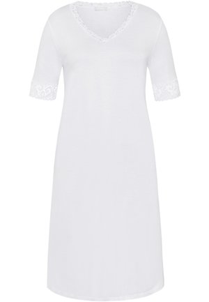 Abito di cotone bianco con scollo a V e maniche corte, con bordo in pizzo sui bordi delle maniche e sullo scollo. Taglio semplice e comodo.