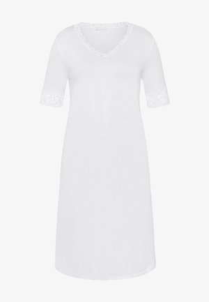 Valkoinen puuvillamekko, jossa on V-pääntie ja lyhyet hihat, joissa on pitsireunukset hihansuiden ja kaula-aukon ympärillä. Yksinkertainen ja rento malli.