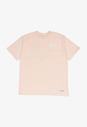 Hellrosa kurzärmliges T-Shirt mit kleinem weißen Motiv auf der linken Brust und einem rechteckigen Etikett nahe dem unteren Saum vorne.