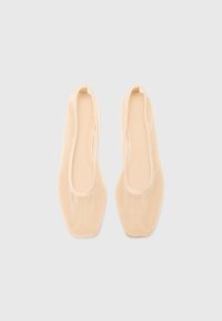 Ljust beige baletttofflor, gjorda av slät tyg. Har en fyrkantig tå, en minimalistisk design och inga synliga beslag eller detaljer.