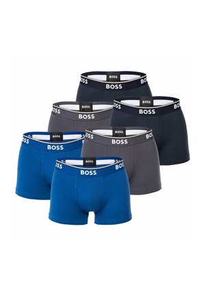 Sechs Paar Herren-Boxershorts in Blau, Grau und Schwarz mit dem "BOSS"-Logo auf dem Bund vor weißem Hintergrund.