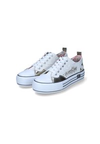 Sneakers in tela bianca con dettagli metallici argentati, design con lacci, suola in gomma e fodera interna a motivo floreale. Presentano dettagli decorativi.