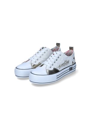 Sneakers in tela bianca con dettagli metallici argentati, design con lacci, suola in gomma e fodera interna a motivo floreale. Presentano dettagli decorativi.