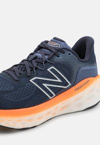 New Balance FRESH FOAM X MORE V4 - Sapatos para corrida em estrada - eclipse
