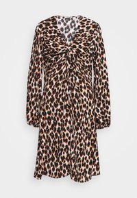 Sukienka z długim rękawem, do kolan, w brązowy, czarny i beżowy wzór w panterkę, z detalem skrętu na przodzie przy dekolcie.