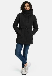 Sort isoleret parka med høj krave, snøret talje og forlommer. Lavet af struktureret stof; har justerbare snore.