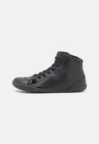 Scarpe nere alte in pelle texturizzata con punta arrotondata, dotate di lacci rotondi e di un discreto marchio sulla parte posteriore.