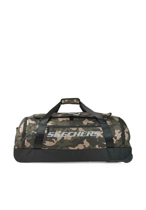 Bolsa de deporte Skechers con patrón de camuflaje, asas y base negras, bolsillo frontal con cremallera y gran logo a lo largo del costado.
