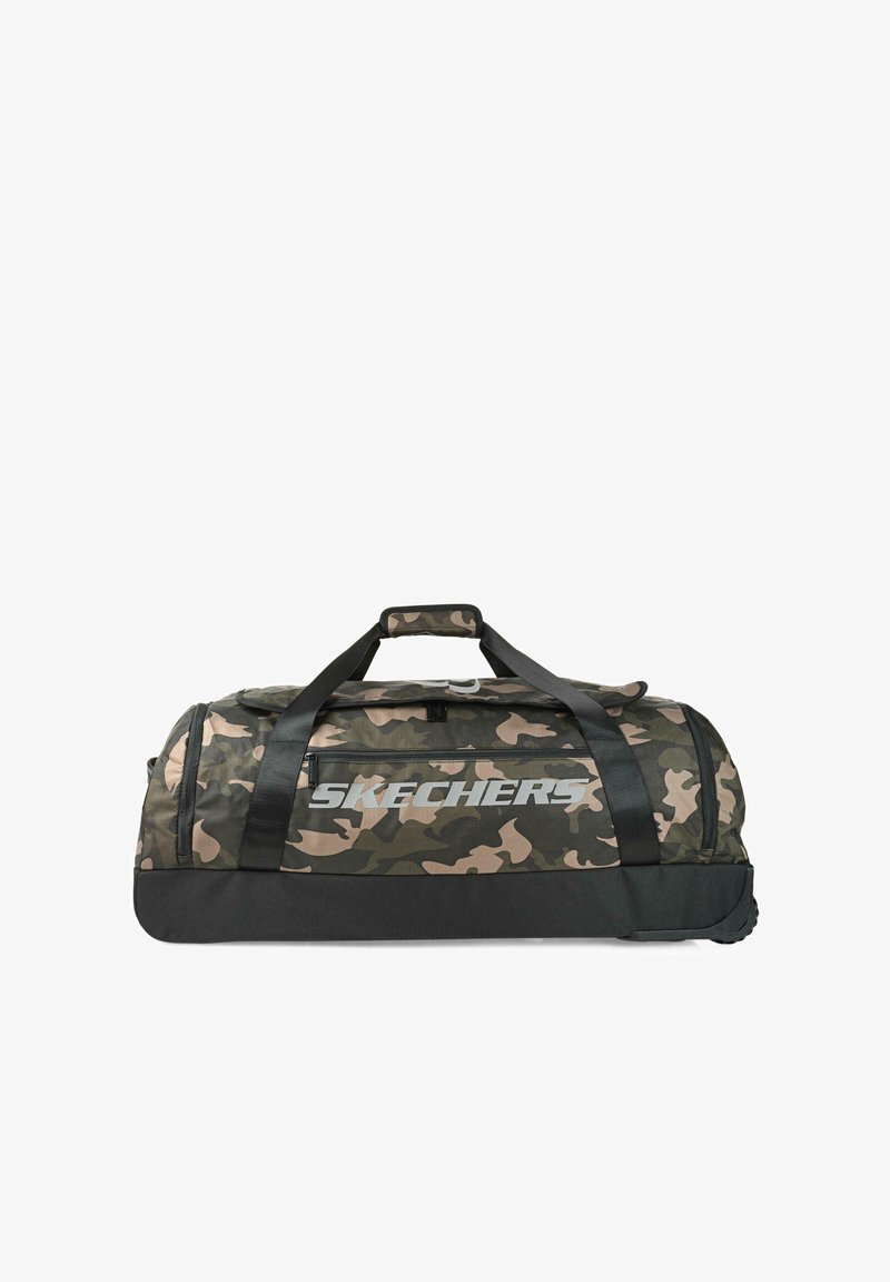 Bolsa de deporte Skechers con patrón de camuflaje, asas y base negras, bolsillo frontal con cremallera y gran logo a lo largo del costado.