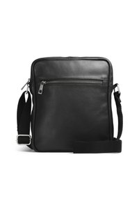 Černá kožená crossbody taška se zipovým uzávěrem, nastavitelného textilního popruhu a přední zipovou kapsou. Hladký povrch a obdélníkový tvar.