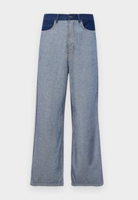 Jean en denim large deux tons bleu avec taille haute, fermeture à bouton sur le devant et design à cinq poches.