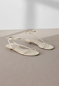 REGULAR FIT - SIGNATURE STRAPPY TOE THONG - Sandales - bone white leather