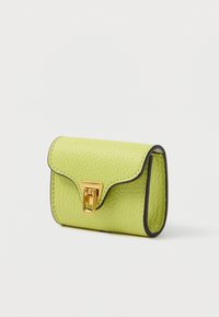 Πράσινο δερμάτινο πορτοφόλι με υφή, κυρτό καπάκι και χρυσό κλείσιμο. Οι άκρες έχουν μαύρο περίγραμμα για αντίθεση. Συμπαγές σχέδιο.