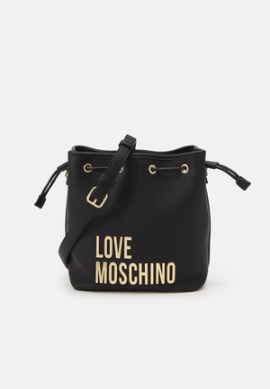 Czarna torebka typu worek ze złotymi okuciami, regulowanym paskiem, ściągaczem i "LOVE MOSCHINO" dużymi złotymi literami z przodu.