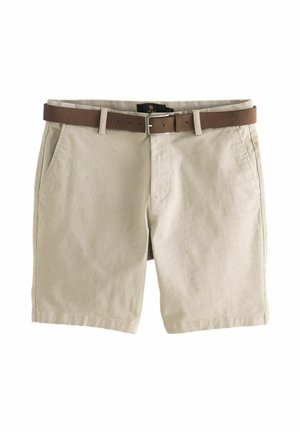 Pantalones cortos de algodón beige con corte recto, dos bolsillos frontales y un cinturón de cuero marrón con hebilla de metal. Detalle de tejido texturizado visible.