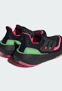 adidas Performance ULTRABOOST LIGHT - Hardloopschoenen voor op de weg - core black   core black   lucid lime