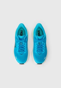 Μπλε δίχτυνα αθλητικά παπούτσια διαθέτουν ελαφρύ σχεδιασμό, στρογγυλή μύτη, επίπεδους κορδόνια και λευκή σόλα με μαύρες λεπτομέρειες. Η μάρκα είναι ορατή στο εσωτερικό.