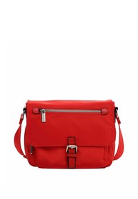 Czerwona nylonowa torba listonoszka z klapą, przednią kieszenią na suwak, regulowanym paskiem i detalem z klamrą. Gładka tekstura o strukturalnym kształcie.