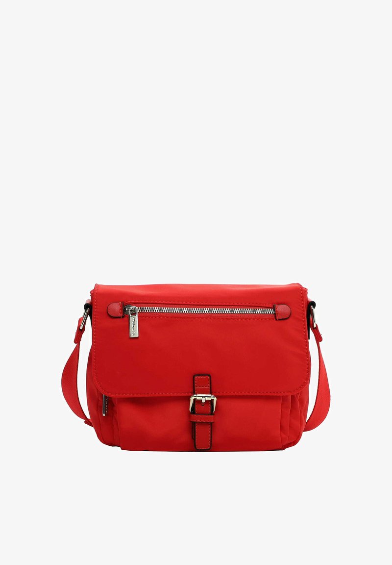 Czerwona nylonowa torba listonoszka z klapą, przednią kieszenią na suwak, regulowanym paskiem i detalem z klamrą. Gładka tekstura o strukturalnym kształcie.