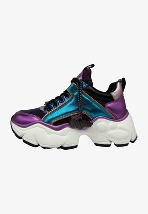 Adidași chunky cu un upper metalic albastru, mov și negru, dotat cu o talpă albă mare și un accent decorativ sub formă de lanț.