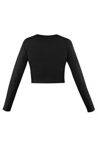 Schwarzes, langärmliges Cropped-Top mit rundem Ausschnitt und glatter Textur. Ausgestattet mit enganliegenden Ärmeln und klassischer Silhouette.