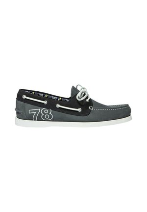 Chaussure bateau grise et noire avec des lacets blancs, une semelle blanche, et le numéro 78 imprimé sur le côté.