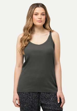 Dunkelgrünes ärmelloses Tanktop mit V-Ausschnitt, aus glattem Stoff gefertigt. Kombiniert mit gemusterten dunklen Hosen, die kleine florale Designs aufweisen.