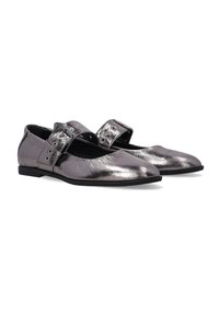 Metaliczne srebrne płaskie buty z pointy, z szerokimi paskami, podwójnymi klamrami i gładką fakturą na niskiej czarnej podeszwie.