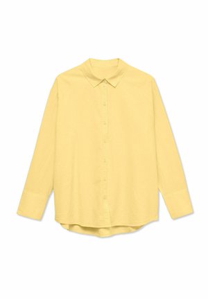 Lichtgele blouse met lange mouwen, knopen, kraag en manchetten, plat uitgestald op een witte achtergrond.