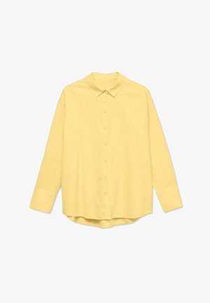 Lichtgele blouse met lange mouwen, knopen, kraag en manchetten, plat uitgestald op een witte achtergrond.