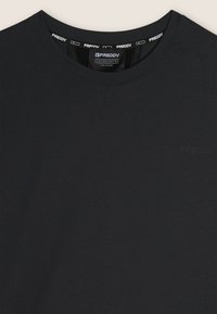 T-shirt nera a girocollo realizzata in cotone morbido con il logo Freddy discreto sul davanti. L'interno presenta un nastro per il collo personalizzato.