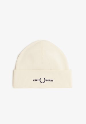 Gorro de punto color crema con puño doblado que presenta el texto "Fred Perry" y un logo de corona de laurel bordados en negro.