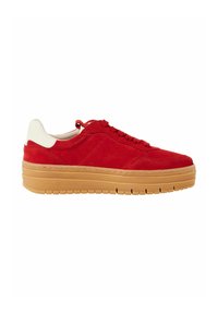 Baskets en daim rouge avec une semelle en gomme épaisse, ornées d'un accent blanc au niveau du talon et de panneaux latéraux texturés, lacées avec des lacets rouges assortis.