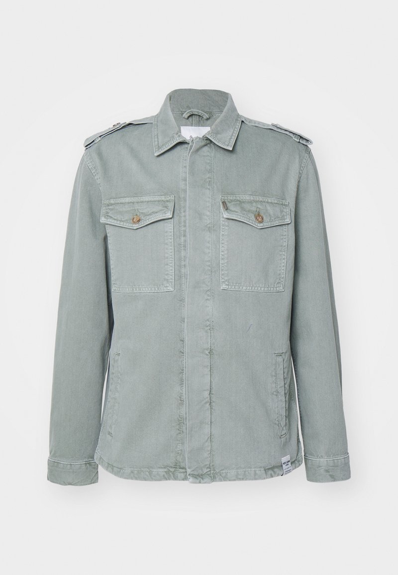 Chaqueta de mezclilla verde claro con un diseño militar, que cuenta con dos bolsillos en el pecho, hombreras y un corte recto. Textura suave.