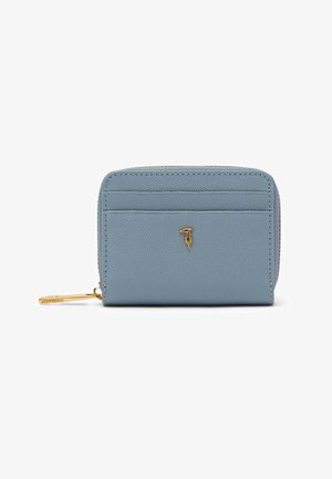 Portafoglio compatto in pelle azzurro chiaro con cerniera dorata e piccolo logo dorato sul davanti, dotato di fessure per carte e finitura testurizzata.